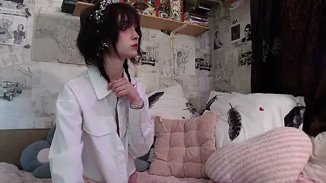 Snapshot of cloudgirrl chatting on 04/12/26, 04:34 cloudgirrl online show from 04/12/26, 04:34