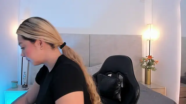 Saori newman online show from 04/21/26, 12:11