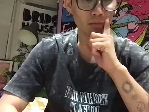 Snapshot of zheng90335 chatting on 11/16/25, 01:49 zheng90335 online show from 11/16/25, 01:49