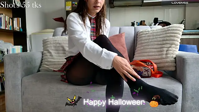 Snapshot of Emmy_petit chatting on 10/31/25, 02:40 Emmy petit online show from 10/31/25, 02:40