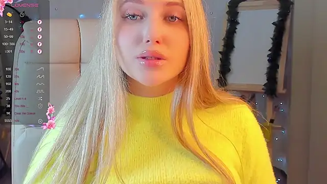 Snapshot of Evacadooo chatting on 12/12/24, 06:03 Evacadooo online show from 12/12/24, 06:03