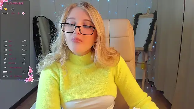 Snapshot of Evacadooo chatting on 12/13/24, 05:49 Evacadooo online show from 12/13/24, 05:49