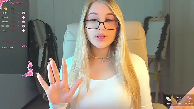 Snapshot of Evacadooo chatting on 12/22/24, 05:34 Evacadooo online show from 12/22/24, 05:34