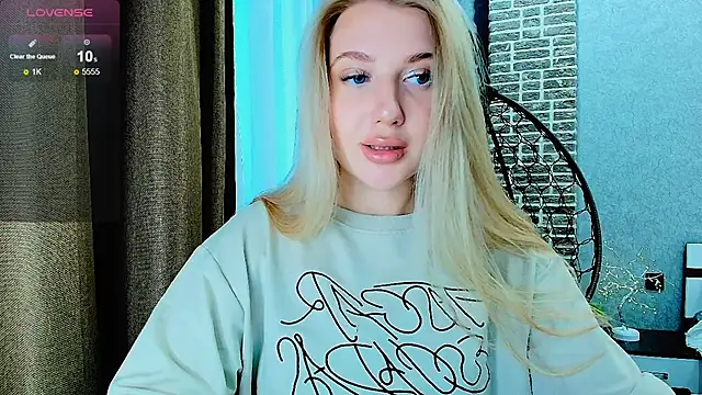 Snapshot of Evacadooo chatting on 09/13/25, 02:11 Evacadooo online show from 09/13/25, 02:11