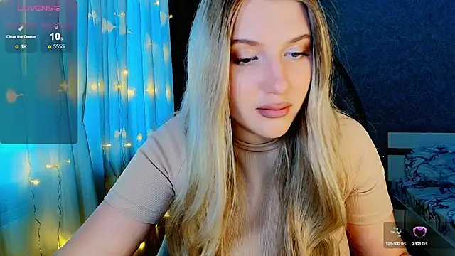 Snapshot of Evacadooo chatting on 10/10/25, 04:44 Evacadooo online show from 10/10/25, 04:44