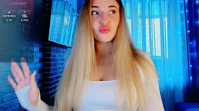 Snapshot of Evacadooo chatting on 10/23/25, 06:45 Evacadooo online show from 10/23/25, 06:45