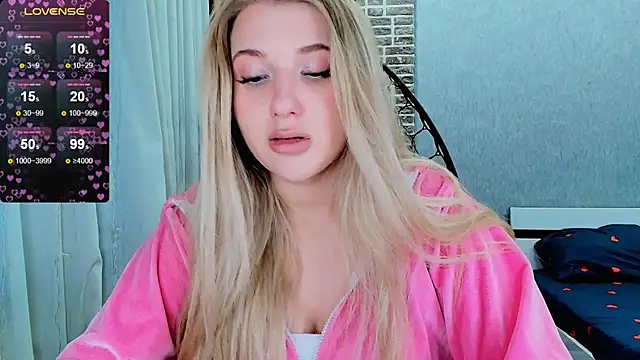 Snapshot of Evacadooo chatting on 10/29/25, 11:01 Evacadooo online show from 10/29/25, 11:01