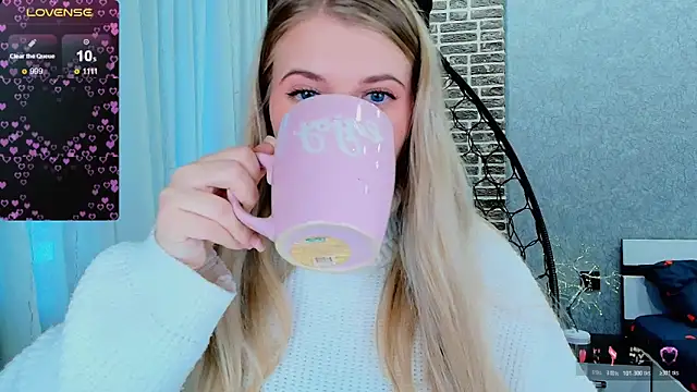 Snapshot of Evacadooo chatting on 10/30/25, 02:35 Evacadooo online show from 10/30/25, 02:35