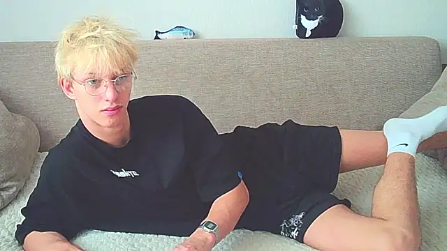 Snapshot of Ostin_meow chatting on 12/17/24, 06:45 Ostin meow online show from 12/17/24, 06:45