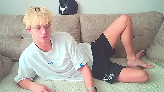 Snapshot of Ostin_meow chatting on 12/20/24, 06:40 Ostin meow online show from 12/20/24, 06:40