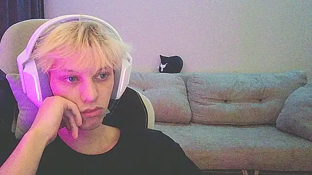 Snapshot of Ostin_meow chatting on 12/23/24, 06:27 Ostin meow online show from 12/23/24, 06:27