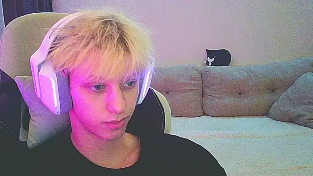 Snapshot of Ostin_meow chatting on 12/24/24, 03:05 Ostin meow online show from 12/24/24, 03:05