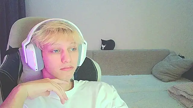 Snapshot of Ostin_meow chatting on 12/26/24, 03:20 Ostin meow online show from 12/26/24, 03:20