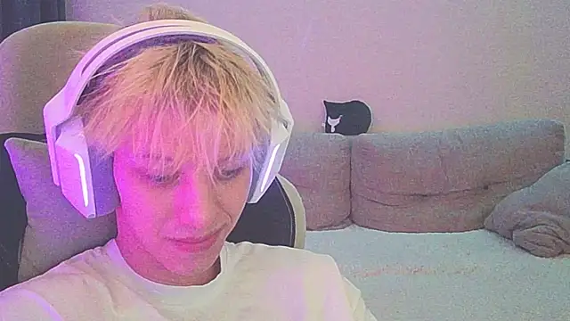 Snapshot of Ostin_meow chatting on 12/27/24, 04:43 Ostin meow online show from 12/27/24, 04:43