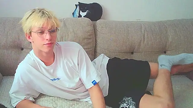 Snapshot of Ostin_meow chatting on 12/28/24, 08:05 Ostin meow online show from 12/28/24, 08:05