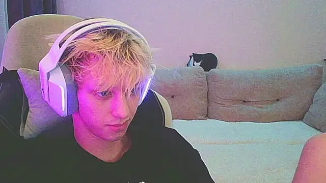 Snapshot of Ostin_meow chatting on 12/28/24, 02:21 Ostin meow online show from 12/28/24, 02:21