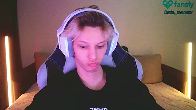 Snapshot of Ostin_meow chatting on 02/15/25, 02:00 Ostin meow online show from 02/15/25, 02:00