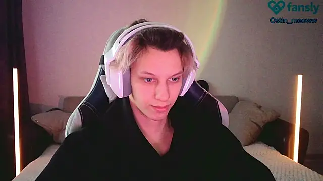 Snapshot of Ostin_meow chatting on 03/16/25, 12:44 Ostin meow online show from 03/16/25, 12:44