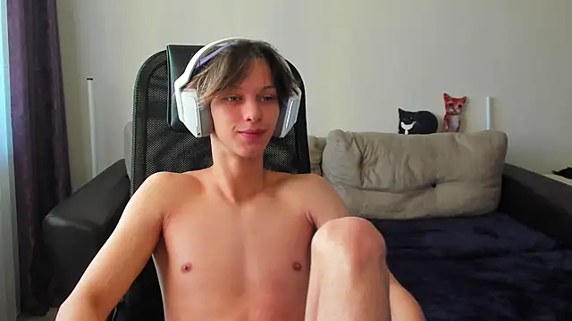 Snapshot of Ostin_meow chatting on 10/21/25, 10:27 Ostin meow online show from 10/21/25, 10:27