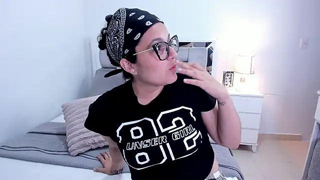 Camilaa bueno online show from 04/21/26, 01:42