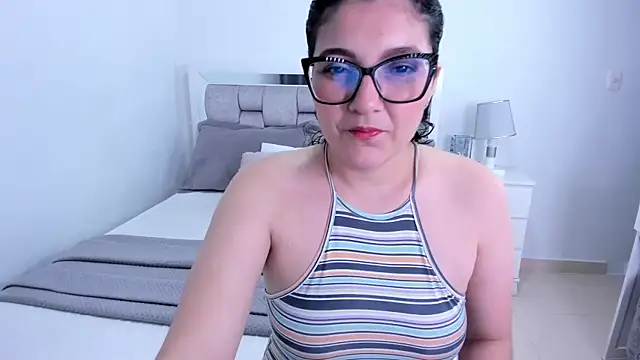 Snapshot of Camilaa_bueno chatting on 04/29/26, 11:44 Camilaa bueno online show from 04/29/26, 11:44