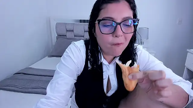 Snapshot of Camilaa_bueno chatting on 04/30/26, 10:47 Camilaa bueno online show from 04/30/26, 10:47