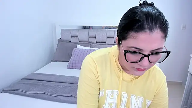 Snapshot of Camilaa_bueno chatting on 05/07/26, 10:48 Camilaa bueno online show from 05/07/26, 10:48