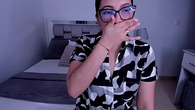 Snapshot of Camilaa_bueno chatting on 05/16/26, 10:52 Camilaa bueno online show from 05/16/26, 10:52