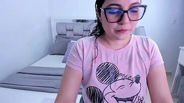 Snapshot of Camilaa_bueno chatting on 05/20/26, 11:33 Camilaa bueno online show from 05/20/26, 11:33
