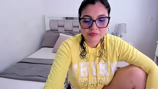 Snapshot of Camilaa_bueno chatting on 05/23/26, 11:53 Camilaa bueno online show from 05/23/26, 11:53