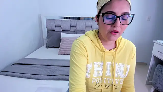 Snapshot of Camilaa_bueno chatting on 05/27/26, 12:40 Camilaa bueno online show from 05/27/26, 12:40