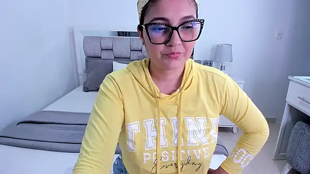 Snapshot of Camilaa_bueno chatting on 05/27/26, 01:57 Camilaa bueno online show from 05/27/26, 01:57