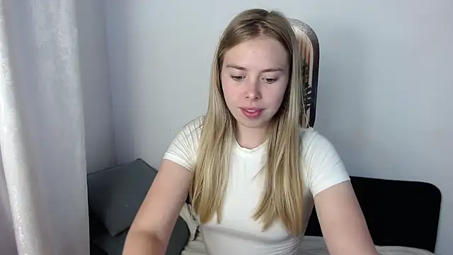 Snapshot of sofiaa_here chatting on 07/23/26, 12:02 sofiaa here online show from 07/23/26, 12:02