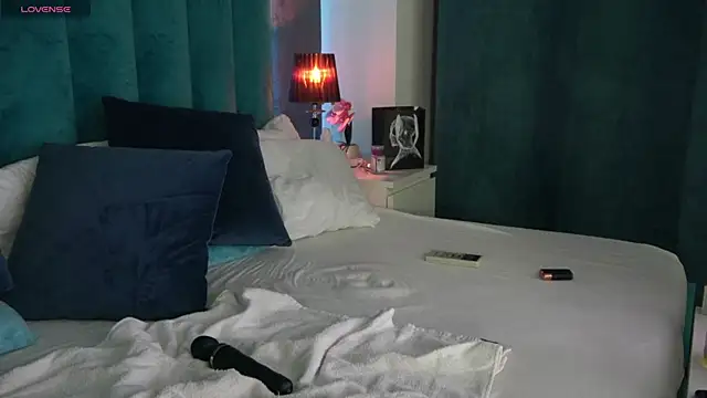 LauraMirage online show from 02/12/25, 01:30