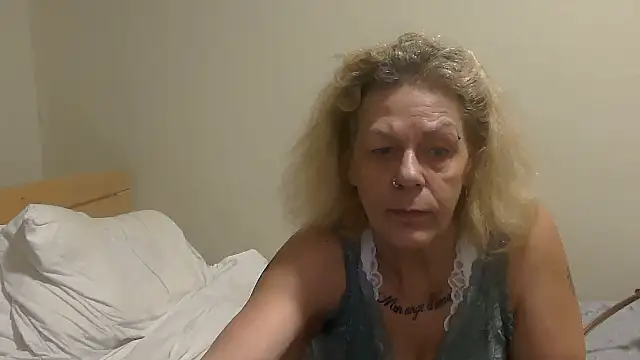 housewife shantie online show from 10/16/25, 07:37