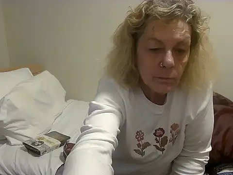 housewife shantie online show from 10/24/25, 10:11