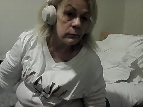 Snapshot of housewife_shantie chatting on 11/14/25, 02:27 housewife shantie online show from 11/14/25, 02:27