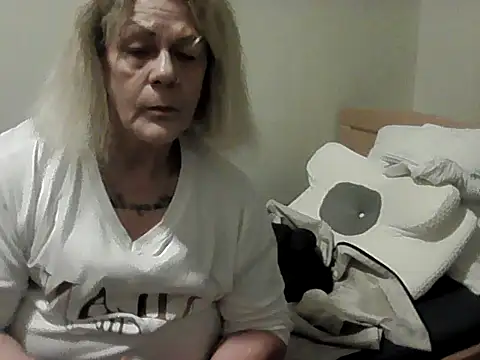 Snapshot of housewife_shantie chatting on 11/15/25, 03:19 housewife shantie online show from 11/15/25, 03:19
