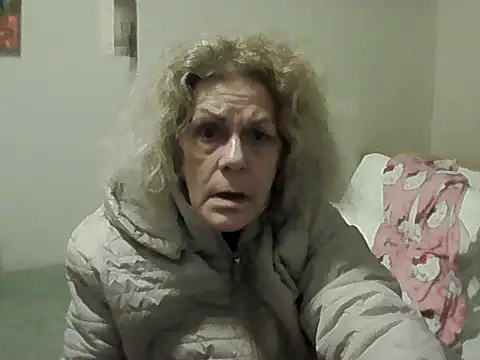 Snapshot of housewife_shantie chatting on 02/15/26, 02:58 housewife shantie online show from 02/15/26, 02:58