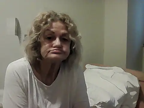 Snapshot of housewife_shantie chatting on 03/05/26, 06:42 housewife shantie online show from 03/05/26, 06:42
