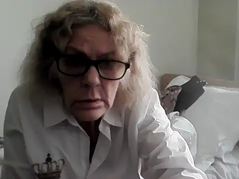 Snapshot of housewife_shantie chatting on 03/18/26, 01:14 housewife shantie online show from 03/18/26, 01:14