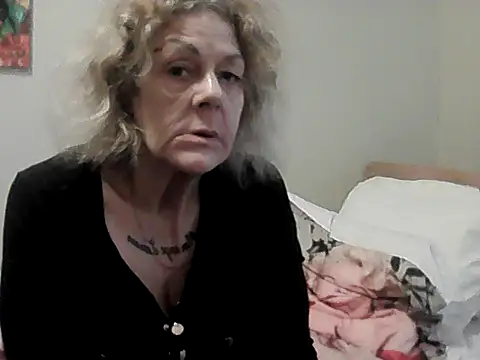 Snapshot of housewife_shantie chatting on 04/04/26, 08:23 housewife shantie online show from 04/04/26, 08:23