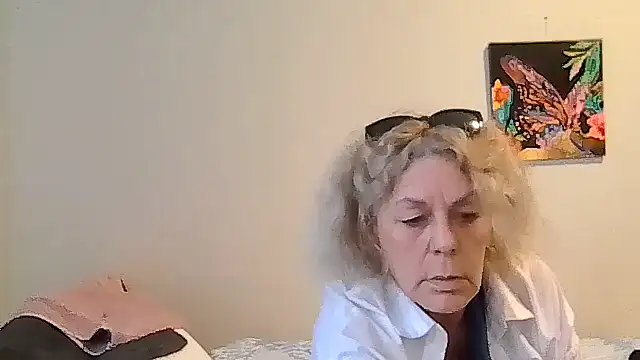 Snapshot of housewife_shantie chatting on 05/06/26, 10:53 housewife shantie online show from 05/06/26, 10:53