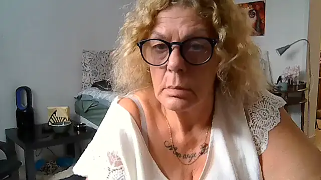 housewife shantie online show from 07/10/26, 09:23