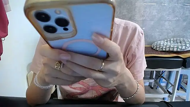 Snapshot of HotQueen chatting on 06/01/26, 02:13 HotQueen online show from 06/01/26, 02:13