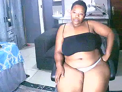 Snapshot of curvyloneah75 chatting on 12/10/24, 07:00 curvyloneah75 online show from 12/10/24, 07:00