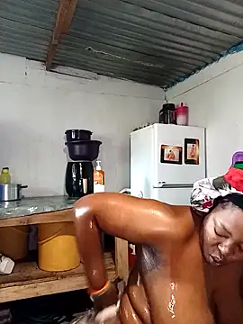 Snapshot of curvyloneah75 chatting on 11/17/25, 06:08 curvyloneah75 online show from 11/17/25, 06:08