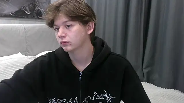 Snapshot of W_N_G_S chatting on 09/25/25, 04:38 W N G S online show from 09/25/25, 04:38