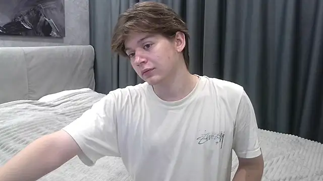 Snapshot of W_N_G_S chatting on 10/04/25, 04:49 W N G S online show from 10/04/25, 04:49