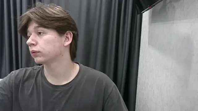 Snapshot of W_N_G_S chatting on 10/13/25, 09:37 W N G S online show from 10/13/25, 09:37